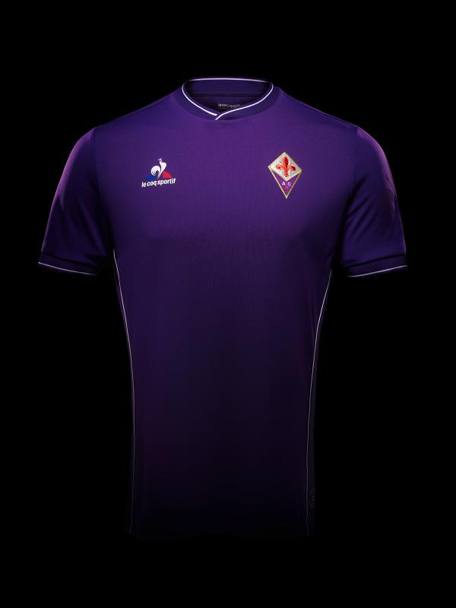 La maglia viola disegnata dal nuovo sponsor tecnico Le Coq Sportif, lo stesso dell&#39;Italia nel Mondiale dell&#39;82